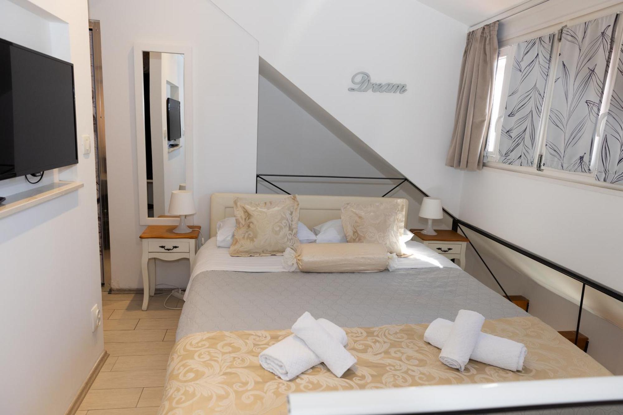 Central Split Rooms And Apartments Paese Exteriör bild